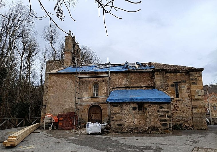 El Obispado repara la cubierta de la iglesia de Fontibre y evita su ruina